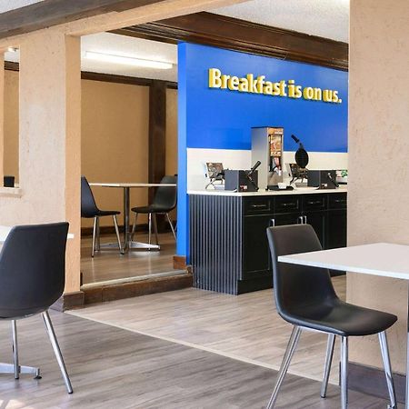 Days Inn By Wyndham Фредериктон Экстерьер фото