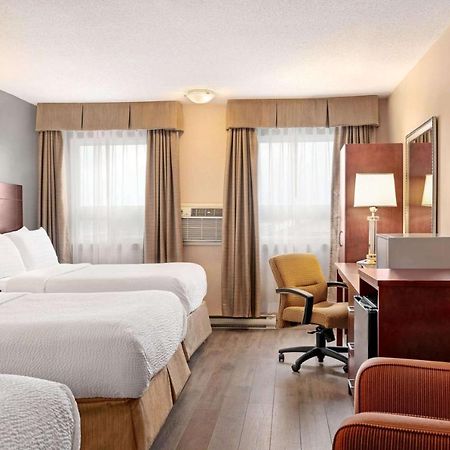 Days Inn By Wyndham Фредериктон Экстерьер фото